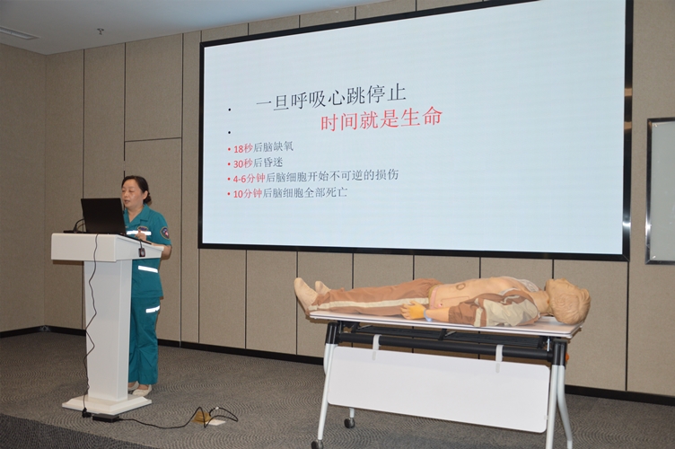 圖片1:心肺復蘇術(shù)講解及現(xiàn)場真人模擬操作-1_副本.jpg 圖片1:心肺復蘇術(shù)講解及現(xiàn)場真人模擬操作-1_副本.jpg