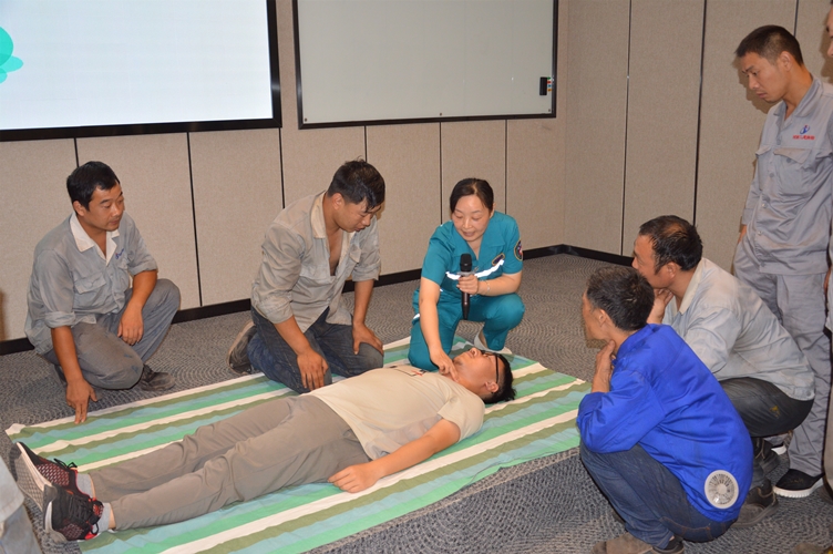 圖片2:心肺復蘇現(xiàn)場真人模擬操作指導-1_副本.jpg 圖片2:心肺復蘇現(xiàn)場真人模擬操作指導-1_副本.jpg