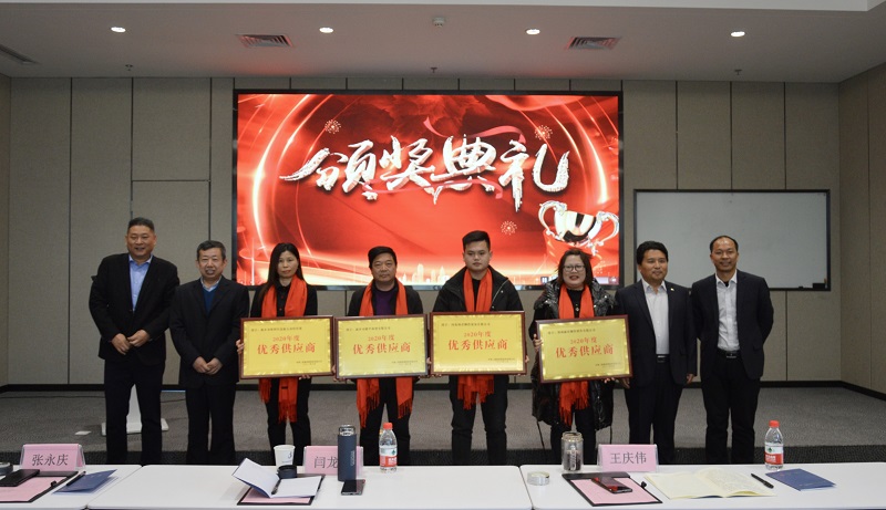 集團(tuán)公司領(lǐng)導(dǎo)為鋼結(jié)構(gòu)公司優(yōu)秀供應(yīng)商頒獎并合影留念.jpg